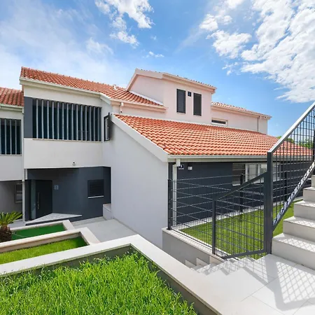 Sansa Villa *